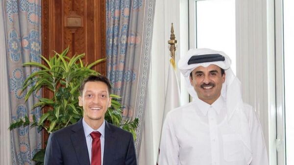 Katar Emiri Şeyh Temim bin Hamed Al Sani, ülkeyi ziyaret eden Fenerbahçeli futbolcu Mesut Özil'i kabul etti. - Sputnik Türkiye