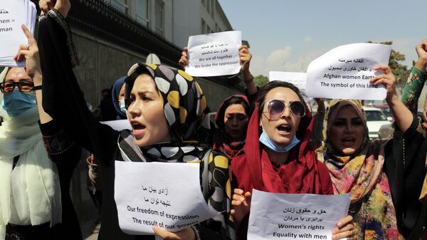 Taliban kontrolündeki Afgan başkenti Kabil'deki başkanlık sarayının önünde kadın hakları protestosu - Sputnik Türkiye
