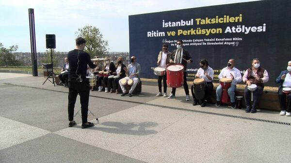 İstanbul'un taksi sürücüleri enstrüman çalarak stres attı - Sputnik Türkiye