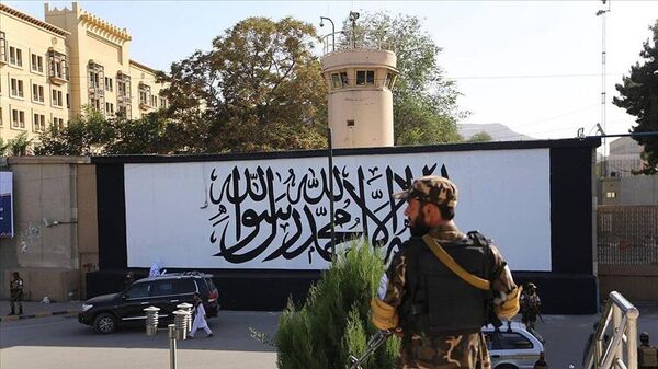 Afganistan’ın başkenti Kabil’de ABD’nin terk ettiği büyükelçilik binasının duvarına Taliban bayrağı resmedildi. - Sputnik Türkiye