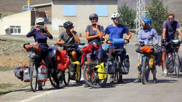 Fransa'dan dünya turuna çıkan bisikletli grup, Bayburt'a gitti - Sputnik Türkiye