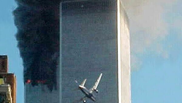 11 Eylül 2001’de çekilen bu fotoğraf, bir yolcu uçağının New York’taki Dünya Ticaret Merkezi kulelerinden birine yaklaştığı anı gösteriyor.
 - Sputnik Türkiye
