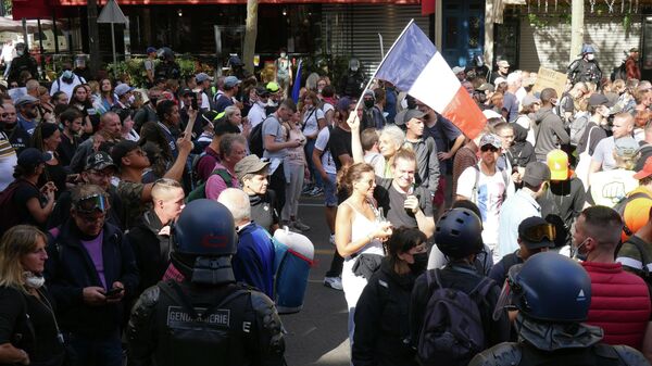 Fransa'da aşı karşıtları, sağlık kartı kullanımı ve sağlık çalışanlarının zorunlu aşılanmasını protesto etmek için üst üste 9. hafta sonu başkent Paris'te sokaklara döküldü. - Sputnik Türkiye