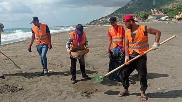 Samandağ sahilınde petrol atıkları elekle temizleniyor - Sputnik Türkiye