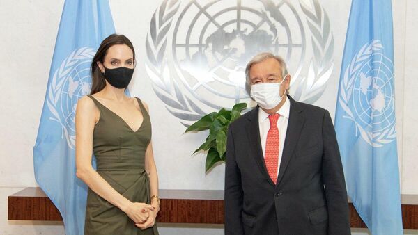 Birleşmiş Milletler Genel Sekreteri Antonio Guterres, BM Mülteciler Yüksek Komiserliği (BMMYK) İyi Niyet Elçisi ünlü oyuncu Angelina Jolie ile bir araya geldi. - Sputnik Türkiye