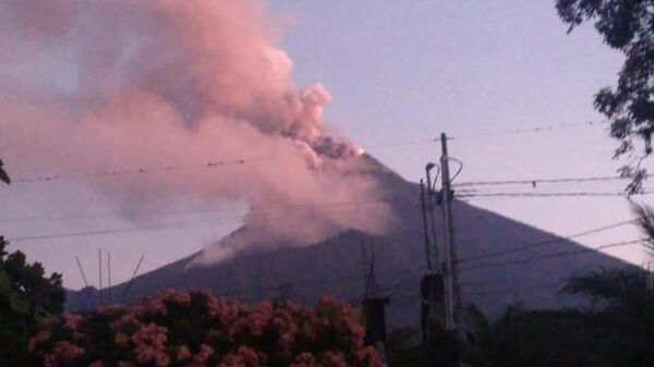 Guatemala Ulusal Volkanoloji Enstitüsü (Insivumeh), 3 bin 763 metre yüksekliğindeki Fuego Yanardağının faaliyete geçtiğini açıklarken, yanardağdan akan lavların şimdiden 6 kilometre yol kat ettiğini aktardı. - Sputnik Türkiye