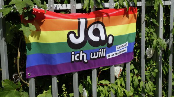 İsviçre'de düzenlenen referandumda eşcinsel çiftlerin evlenmeleri ve kendileriyle akraba olmayan çocukları evlat edinmeleri, yüzde 64 oranında evet oyuyla kabul edildi. - Sputnik Türkiye