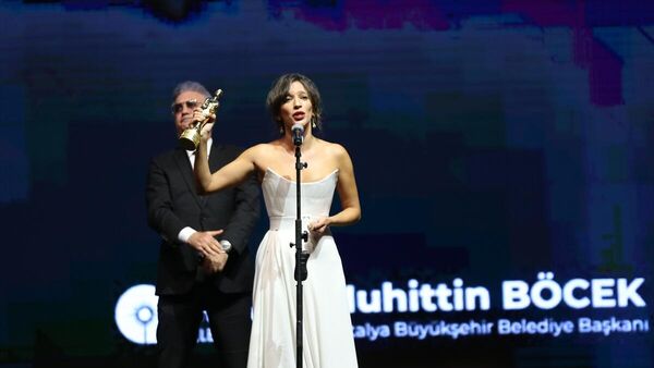 Festivalde, En İyi Kadın Oyuncu ödülünü Nihal Yalçın aldı. Yalçın'a ödülünü oyuncu Tamer Karadağlı verdi. - Sputnik Türkiye