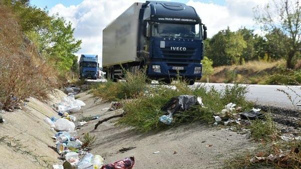 Hamzabeyli Sınır Kapısı yolu üzerinde çöp yığınları - Sputnik Türkiye