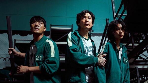 Netflix'de yayımlanan Güney Kore yapımı Squid Game dizisinde Seong Gi-hun yani Oyuncu 456'yı canlandıran Lee Jung-jae (ortada) - Sputnik Türkiye