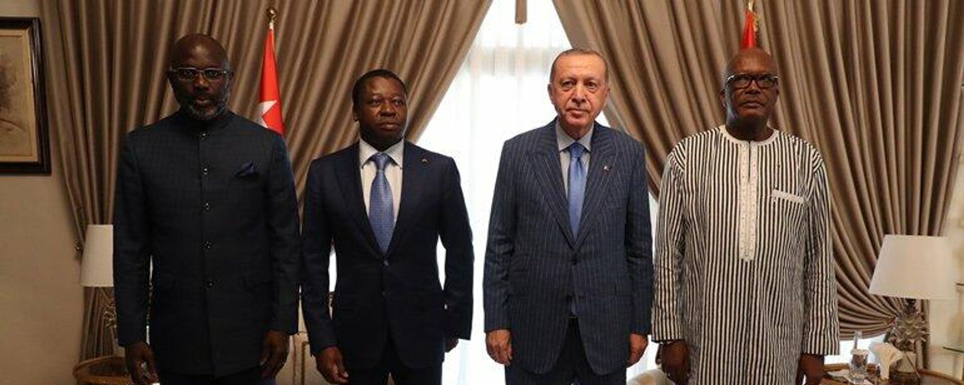 Cumhurbaşkanı Erdoğan'ın Afrika'daki görüşmelerinin ardından dört liderin imzasıyla bildiri yayımlandı. Bildiride IŞİD ve FETÖ dahil terörle mücadelede iş birliği vurgusu yapıldı, uluslararası topluma salgınla mücadelede vaatlerine uyma çağrısında bulunuldu. - Sputnik Türkiye, 1920, 19.10.2021