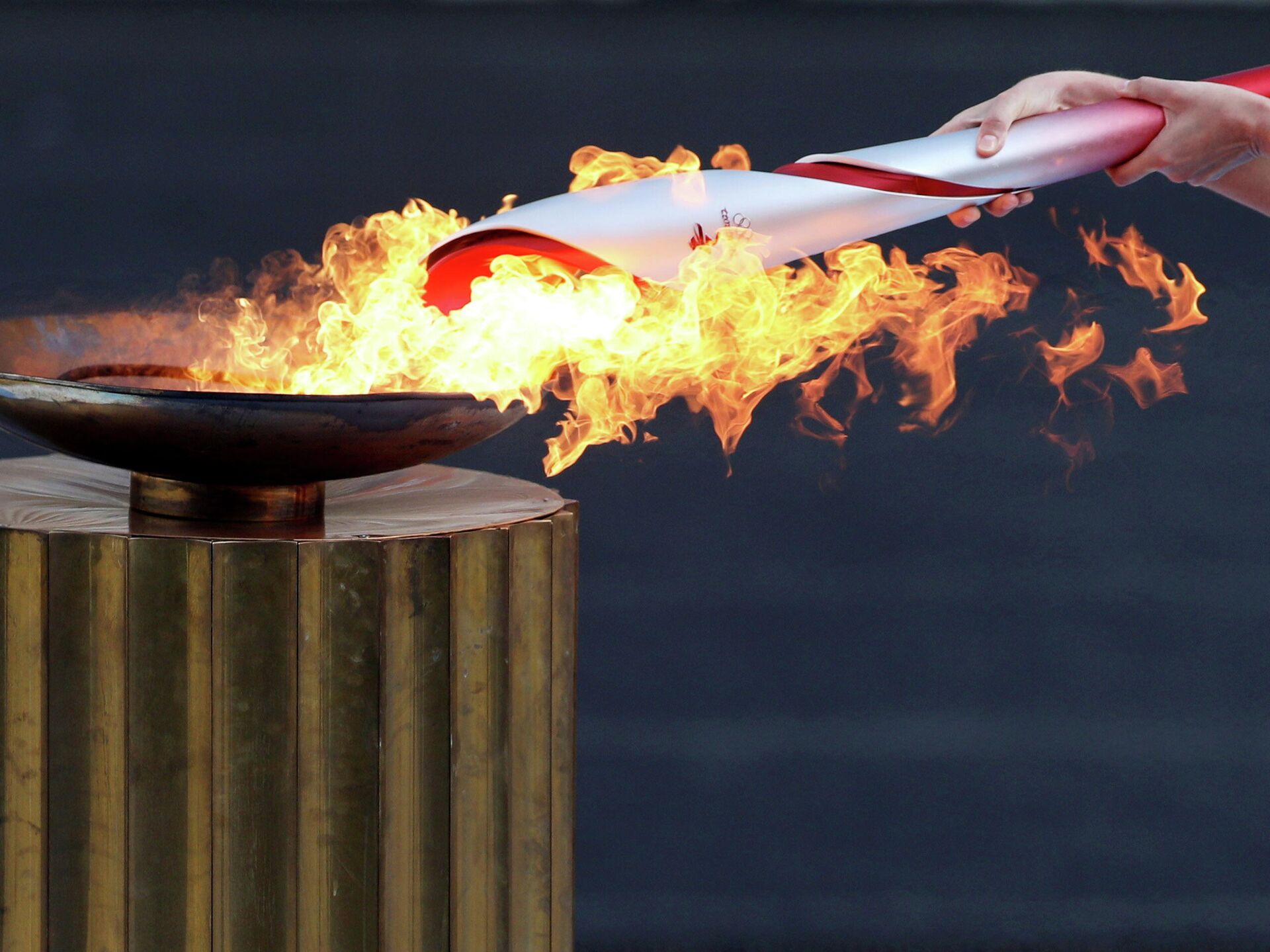 огонь зимних олимпийских игр. огонь зимних олимпийских игр. зажжение олимпийского огня в пекине 2022. зажжение олимпийского огня в сочи 2014. зажжение олимпийского огня в сочи.