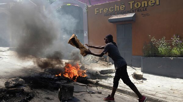 Haiti'de yüksek akaryakıt fiyatları ve son dönemde ülkedeki çetelerin insan kaçırma olaylarında yaşanan artış protesto edildi - Sputnik Türkiye