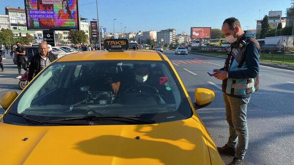 İstanbul Emniyet Müdürlüğü Trafik Denetleme Şube Müdürlüğü Sivil Trafik Ekipler Amirliği ekipleri tarafından Fatih, Aksaray’da, taksilere yönelik denetim gerçekleştirildi. - Sputnik Türkiye