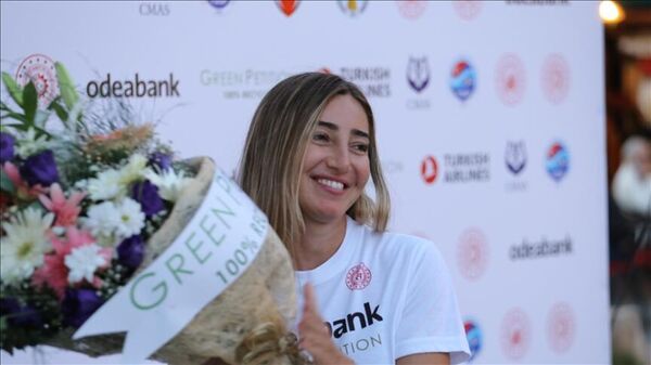 100 metreye dalarak dünya rekoru kıran Şahika Ercümen için tören düzenlendi - Sputnik Türkiye