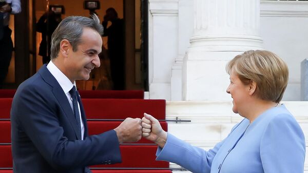 Almanya Başbakanı Merkel'in Atina'ya veda ziyaretinde Yunanistan Başbakanı Miçotakis'den yumruk selamı - Sputnik Türkiye