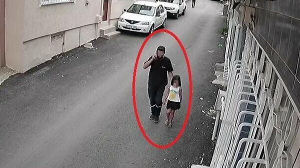 Bursa'da 5 yaşındaki kız çocuğunu istismarda bulunduğu gerekçesiyle tutuklanan şahıs, mahkemedeki savunmasıyla şoke etti. Şahıs, Ben kız olsun, erkek olsun tüm çocukları severim. O yüzden bu çocuğun da yanağından makas aldım. Tacizde bulunmadım dedi. - Sputnik Türkiye
