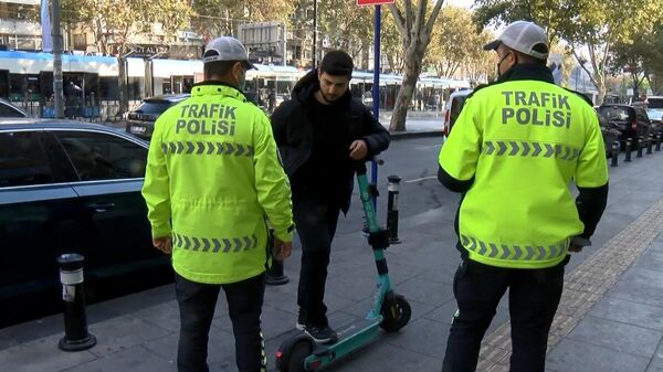 Fatih'te scooter denetimi: ''Toplu taşıma kullanmamak için scooter aldım daha pahalıya patladı''  - Sputnik Türkiye