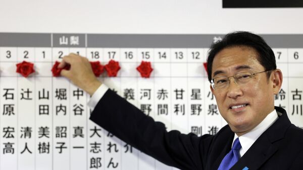 Japonya'da 31 Ekim 2021 meclis seçimlerinde Liberal Demokratik Parti'nin kazanan adaylarını işaretleyen LDP lideri, Başbakan Fumio Kişida - Sputnik Türkiye