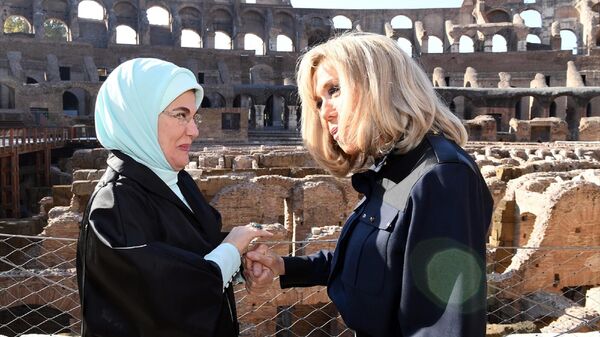 Cumhurbaşkanı Recep Tayyip Erdoğan'ın G-20 Liderler Zirvesi'ne katılmak üzere 30-31 Ekim'de İtalya'nın Roma kentine gerçekleştirdiği resmi ziyarete eşlik eden eşi Emine Erdoğan'ın, zirvenin resmi eş programında, Fransa Cumhurbaşkanı Emmanuel Macron'un eşi Brigitte Macron'la yakın ilişkisi dikkati çekti.  - Sputnik Türkiye