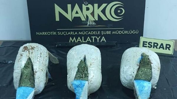 Malatya’da yol kontrol noktasında durdurulan otobüste peynir bidonlarına gizlenmiş vaziyette 5 kilo 890 gram uyuşturucu maddesi ele geçirildi. - Sputnik Türkiye