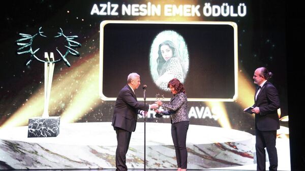 Mansur Yavaş Perihan Savaş ödül - Sputnik Türkiye