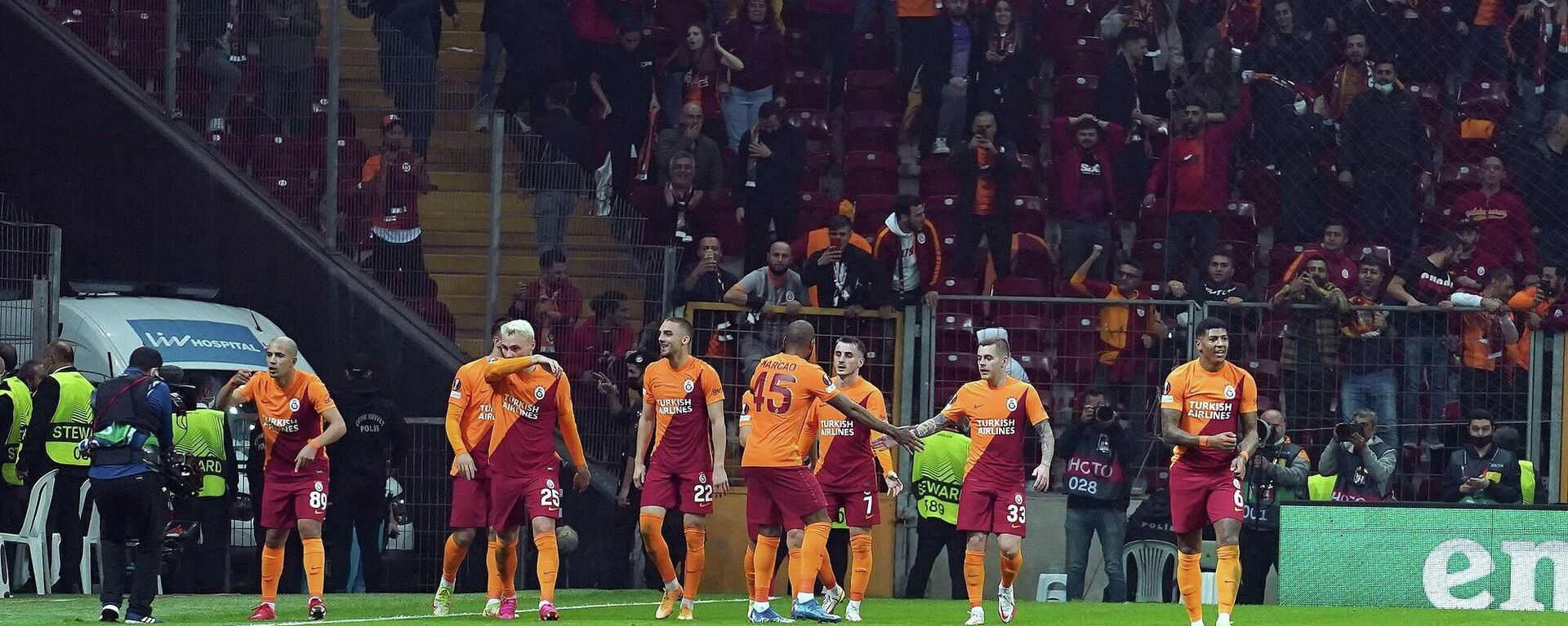 Galatasaray, UEFA Avrupa Ligi E Grubu dördüncü haftasında konuk ettiği Rusya temsilcisi Lokomotiv Moskova ile 1-1 berabere kaldı. - Sputnik Türkiye, 1920, 04.11.2021