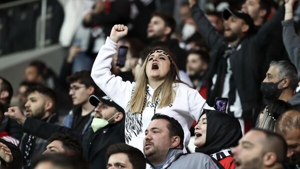  Bilim Kurulu üyesi İlhan: Stadyumlarda tezahürat yapılırken maske takılmalı  - Sputnik Türkiye