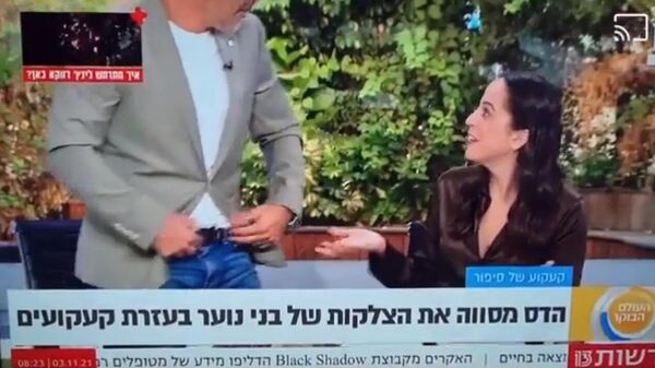 İsrail'de hava durumu programı sunucusu Danny Roup, canlı yayında yardımcı kadın sunucunun yanında pantolon kemerini çözüyormuş gibi yapmasının ardından canlı yayın programları askıya alındı. - Sputnik Türkiye