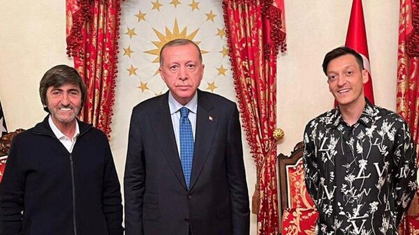 Mesut Özil ve Rıdvan Dilmen, Cumhurbaşkanı Erdoğan ile görüştü - Sputnik Türkiye
