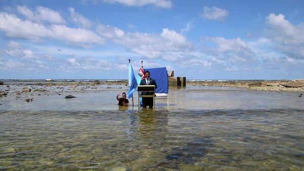 Tuvalu Adalet, İletişim, Dışişleri Bakanı Simon Kofe'nin yükselen suların içinden iklim zirvesi COP26'ya video mesajı - Sputnik Türkiye