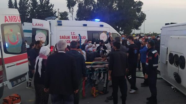 İzmir'de mandalina işçilerini taşıyan iki midibüsün karıştığı kazada 5'i ağır 45 kişi yaralandı. - Sputnik Türkiye