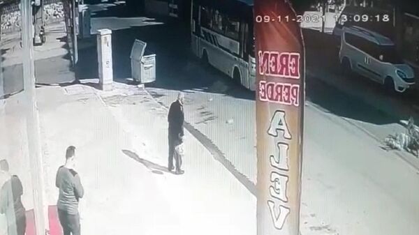 Mersin’in Tarsus ilçesinde pazar alışverişinden dönen kadına özel halk otobüsü çarptı.  - Sputnik Türkiye
