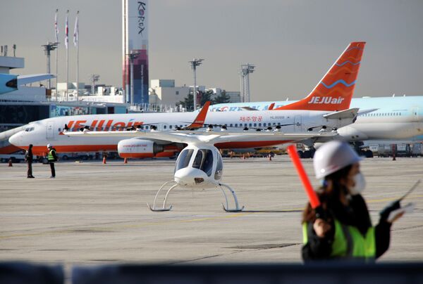 Bununla birlikte Güney Koreli tasarımcılar kendi uçan araç modellerini de tanıttı.Gelecek yıl test uçuşlarına başlaması planan prototipin ileride 5 koltuklu versiyonunun yapılması da hedefleniyor. - Sputnik Türkiye