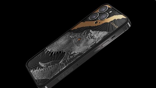 Rus lüks aksesuar üreticisi Caviar, üzerinde 80 milyon yıllık gerçek bir T-Rex dinozor dişinin bulunduğu, fiyatı 9 bin 150 dolar olan bir iPhone 13 Pro Max üretti. - Sputnik Türkiye