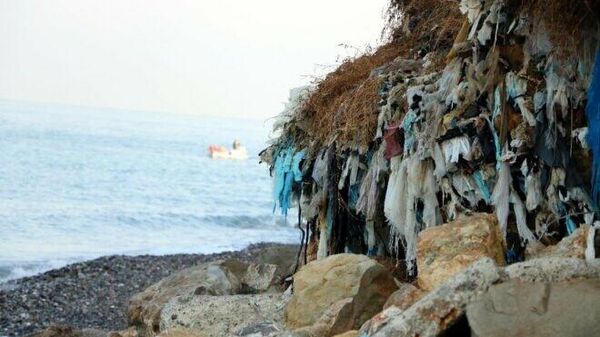 Deniz kıyısında çöp dağı: Atıklar yıllardır denize karışıyor - Sputnik Türkiye