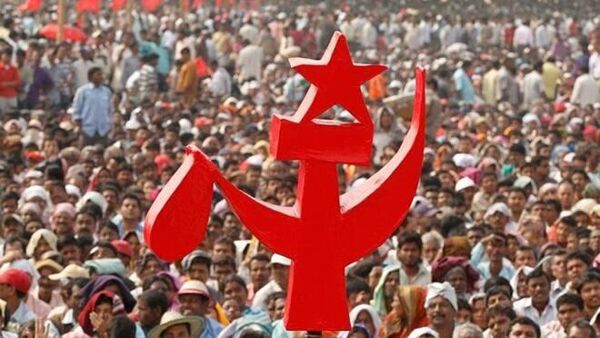 Hindistan Komünist Partisi (Marksist), kısaca CPI(M) mitinginde coşkulu kalabalık yıldız, orak, çekiç amblemi sallarken - Sputnik Türkiye