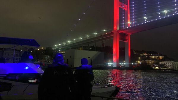 İstanbul Boğazı'ndaki teknelere yönelik ‘Yeditepe Huzur’ uygulaması kapsamında denetim gerçekleştirildi. Usulsüz lazer gösterisi yapan yata cezai işlem uygulandı.
 - Sputnik Türkiye