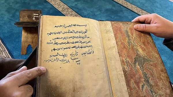 Konya'daki tarihi camide 450 yıllık el yazması Kur'an-ı Kerim bulundu. El yazması cüzlerin birinde, eserin Osmanlı Padişahı İkinci Selim tarafından camiye hediye edildiği yazıyor. - Sputnik Türkiye