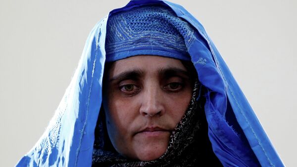 National Geographic dergisinin kapak fotoğrafında yer alan ve etkileyici bakışlarıyla 'Afgan kızı' olarak ünlenen Şerbet Gula'nın, Taliban kontrolündeki Afganistan'dan kaçarak İtalya'ya sığındığı bildirildi. - Sputnik Türkiye