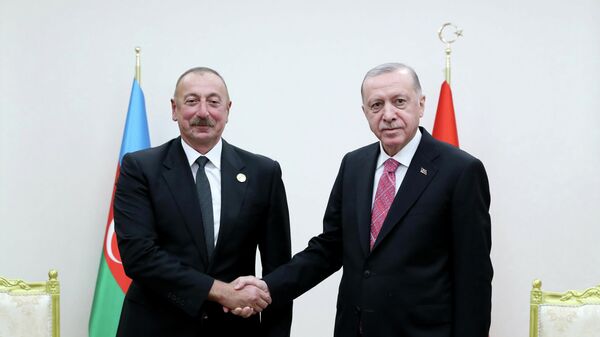 Cumhurbaşkanı Recep Tayyip Erdoğan, Türkmenistan'ın başkenti Aşkabat’ta Azerbaycan Cumhurbaşkanı İlham Aliyev ile bir araya geldi. - Sputnik Türkiye