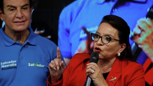 Honduras seçimlerinde sandıkların kapanmasının ardından açıklama yapan solcu kadın devlet başkanı adayı Xiomara Castro ile solunda duran devlet başkanı yardımcısı adayı  Salvador Nasrala - Sputnik Türkiye