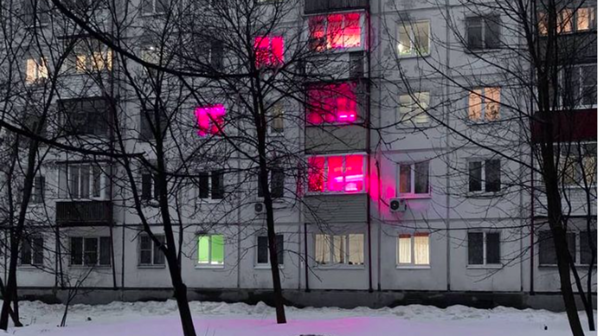 Розовый свет в окнах жилых. Розовый свет в окнах жилых домов. Розовый свет в окнах. Розовые окна в домах. Панельки с розовыми окнами.