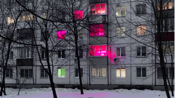 Rusya’daki apartmanlarda pembe ışıkların yandığı evlerde neler oluyor? - Sputnik Türkiye