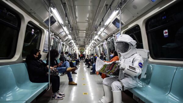Astronot kıyafetiyle İstanbul turu yaptı - Sputnik Türkiye
