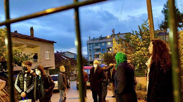 Elektrik şirketi, 50 yıllık sokağı tel örgüyle kapattı - Sputnik Türkiye