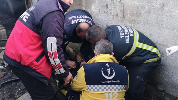 Yangına müdahale eden itfaiye görevlisi çatıdan düştü - Sputnik Türkiye