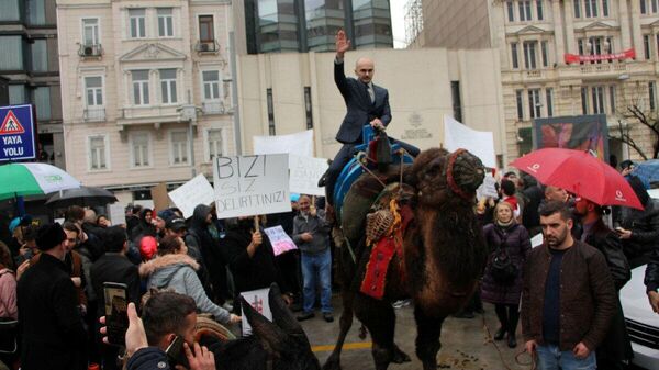 Beyoğlu Odakule aşı karşıtlarından develi protesto - Sputnik Türkiye