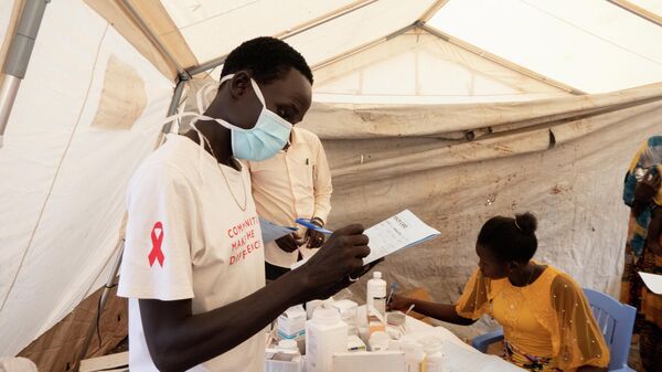 Güney Sudan'ın Rubkona kasabasında seyyar klinik kuran Sınır Tanımayan Doktorlar örgütünün çalışanları - Sputnik Türkiye