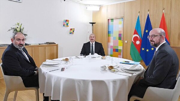 Azerbaycan Cumhurbaşkanı Aliyev ve Ermenistan Başbakanı Paşiyan, Avrupa Birliği Konseyi Başkanı Michel ile üçlü toplantı gerçekleştirdi. - Sputnik Türkiye